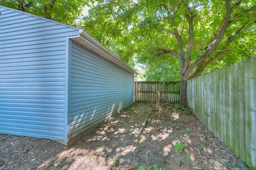 Building Photo - 906 S Champion Ave