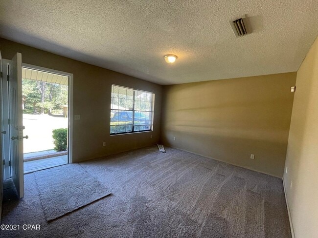 Building Photo - Spacious 3/1 Brick Home in a Low-Traffic c...