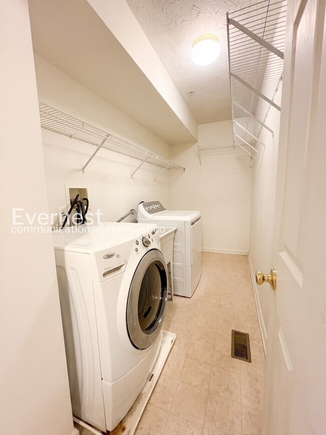 Building Photo - 3 Bed/2 Bath Townhome with Garage / Pet-Friendly / Vouchers Accepted / Available Now!