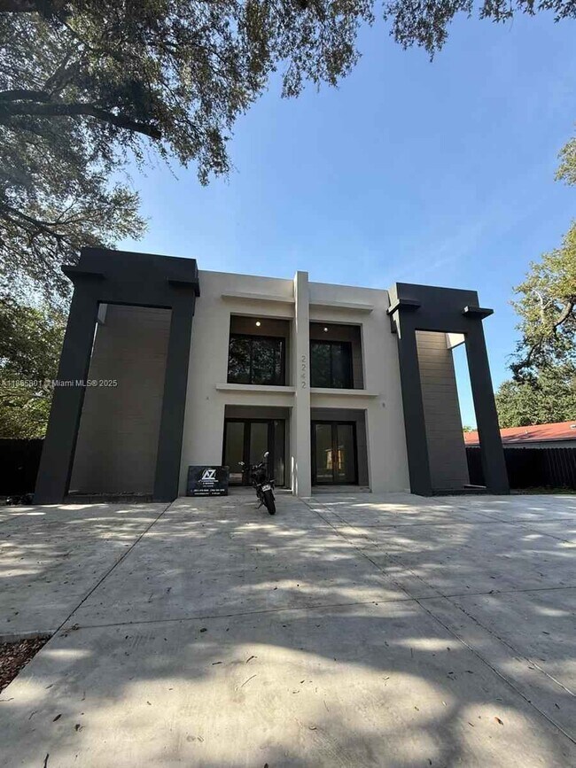 Building Photo - Northwest 99th Terrace, Miami, FL 33147 - 4 BR 3 BA townhouse