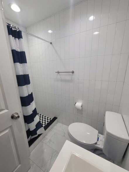 bath in bedroom 1 - 3219 Hamilton St