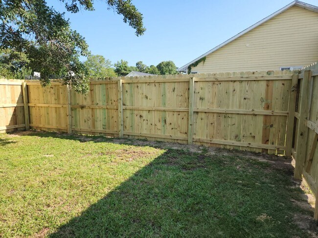 Building Photo - Escoba Bay Neighborhood 3 Bedroom Home