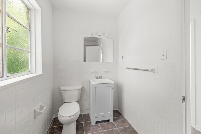 Building Photo - Charming 4 Bedroom, 2 Bathroom house
