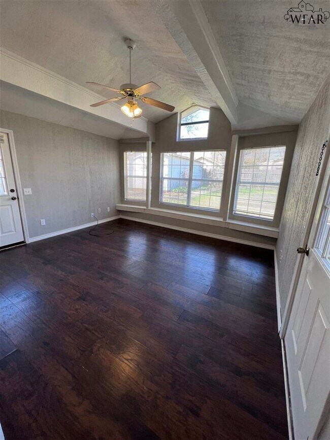 Building Photo - 5110 Jamaica Dr