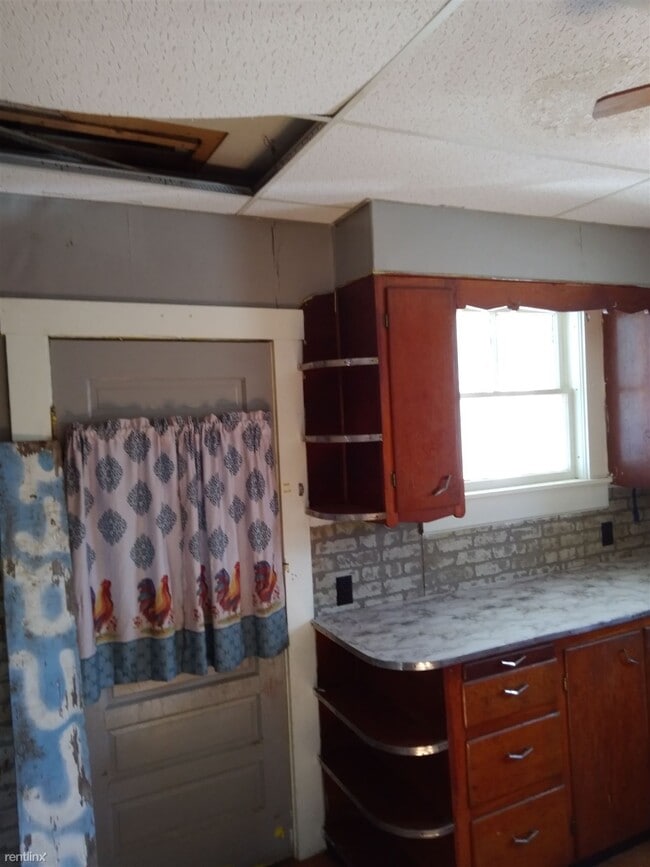 Building Photo - 3 br, 1 bath House - 212 South Street