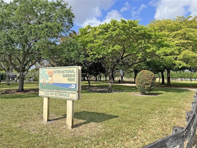Building Photo - 1331 SW 124th Ct