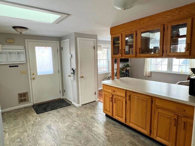 Building Photo - Bright 1BD/1BA Duplex Apartment in Williston