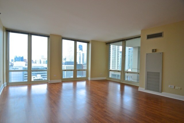 Building Photo - 345 N La Salle Dr