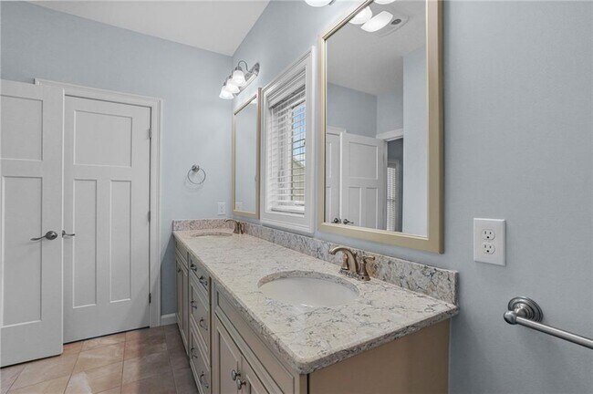 Building Photo - 30 Chickadee Ln