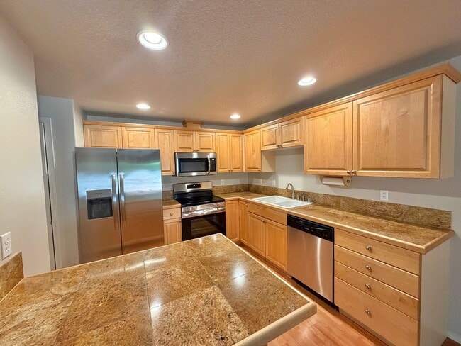 Building Photo - EZ living, Private Townhome setting Central Vancouver