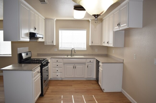 Building Photo - Rare Winters Home!