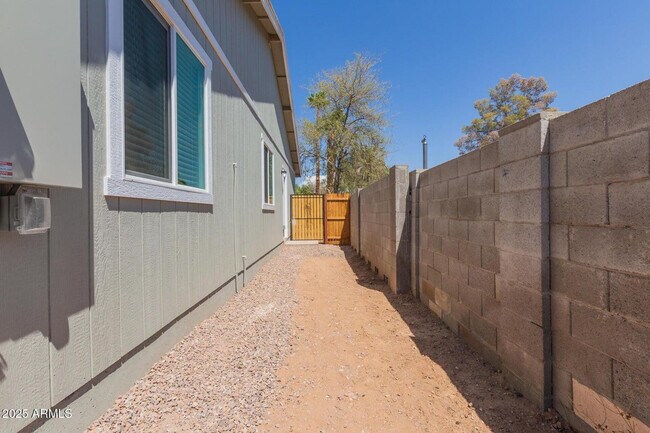 Building Photo - 502 S Crismon Rd
