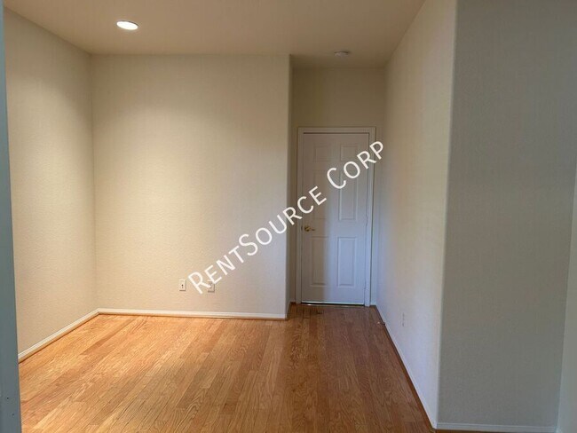Building Photo - 39821 Sunstar St
