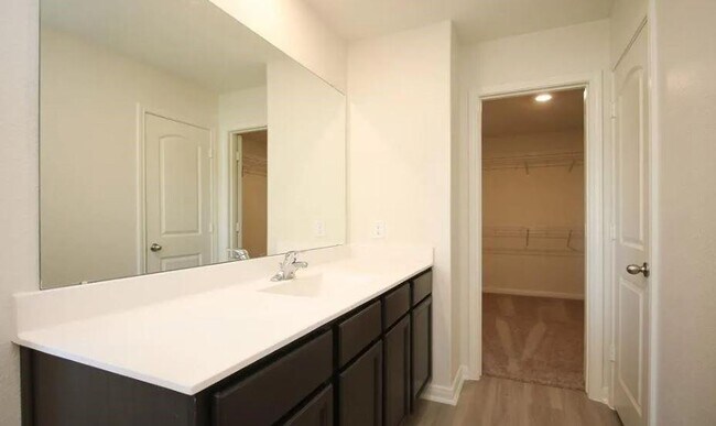 Building Photo - 549 Bains St
