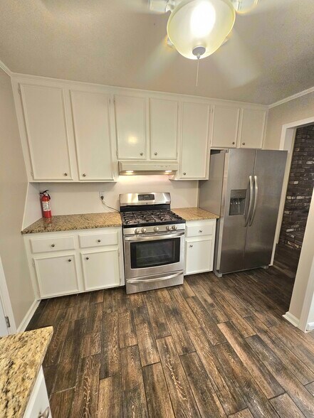 Building Photo - 516 Colynwood Dr