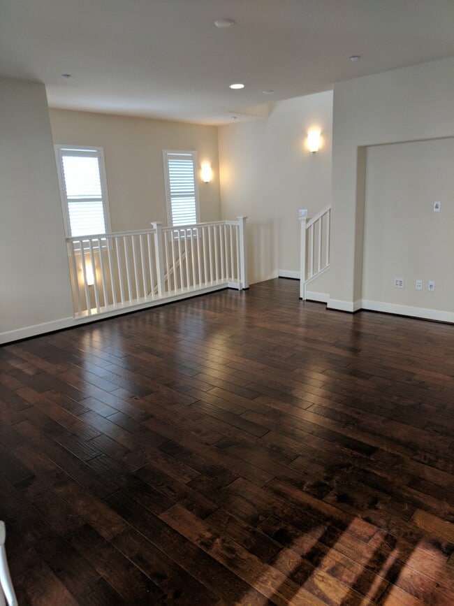 Building Photo - Luxury 3 bedroom 3 bath located in great a...