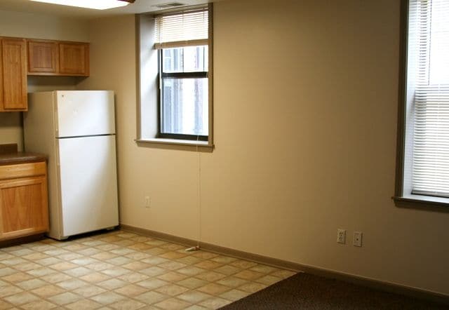 Building Photo - 3 br, 1 bath Apartment - Shirley Manor