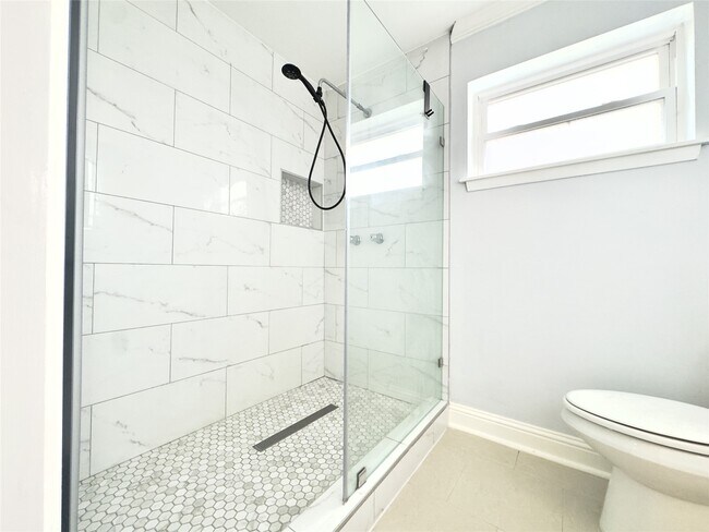 Building Photo - 1415 Mapleton Dr