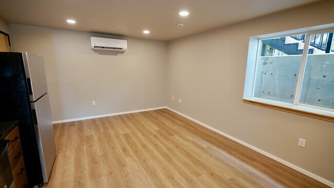 Building Photo - Baker Street Lofts