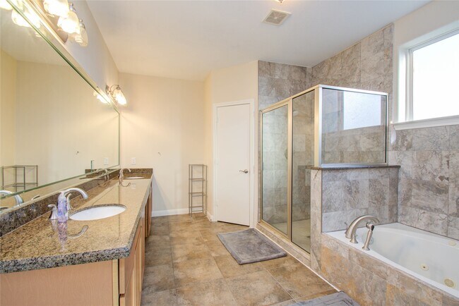 Building Photo - 1320 Lakin St