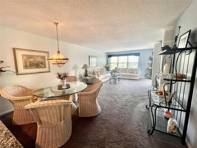 Building Photo - 2309 S Cypress Bend Dr