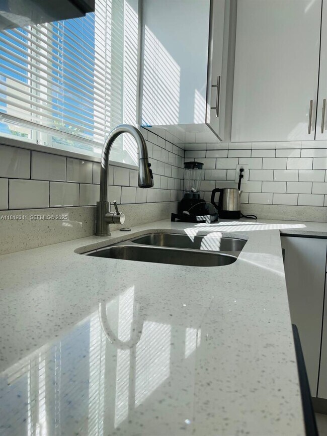 Building Photo - 1515 NE 110th St