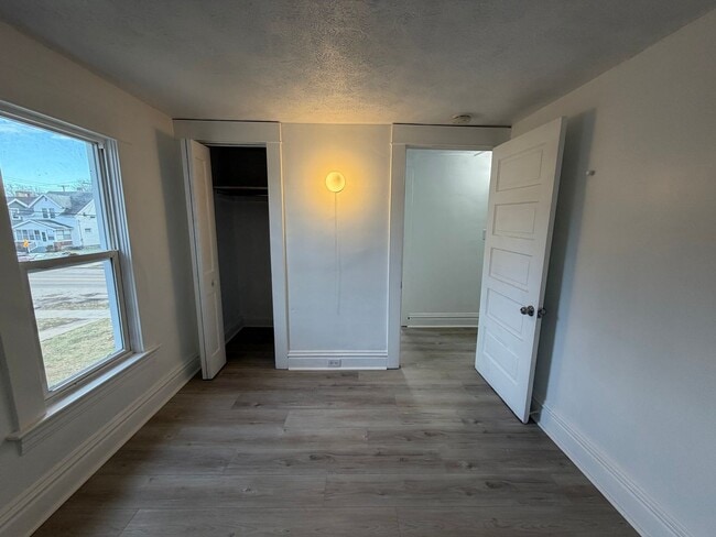 Building Photo - Spacious 4 Bedroom home