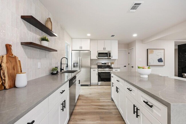 Building Photo - 6106 Bridlington Cir