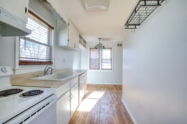 Building Photo - 3 Bedroom Single Family Rental - Fenced in yard