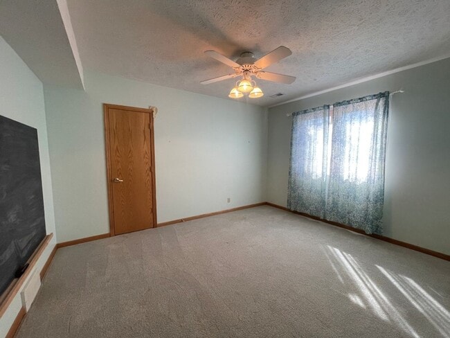 Building Photo - Home For Rent Bellevue.