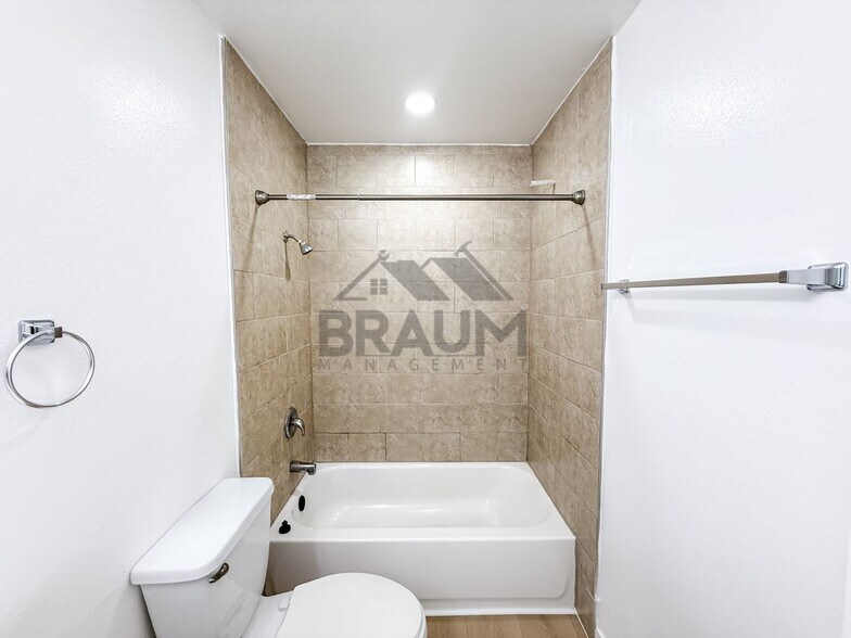 Building Photo - 14801 Delano St