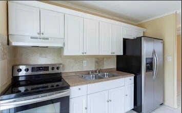 Building Photo - 808 W 4th St