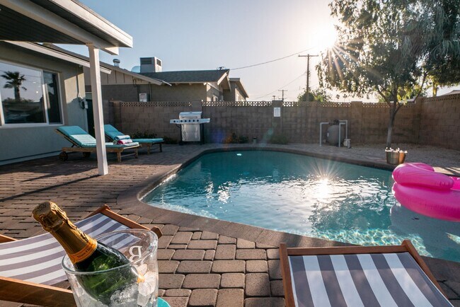 Building Photo - NO HOA Heated Pool-Gorgeous 3bed/2bath Home in Old Town Scottsdale