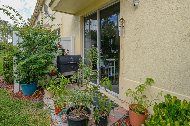 Building Photo - 9949 E Villa Cir