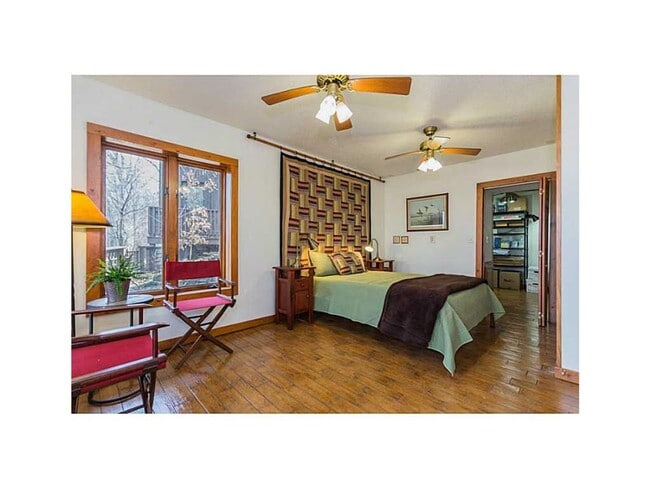 Building Photo - 4 bedroom rustic home, private acreage