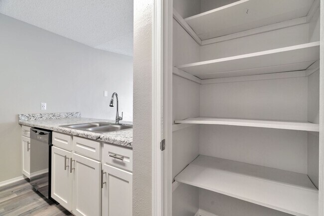 Building Photo - Newly remodeled 3 Bed 2 Bath Duplex!! Fenced yard!