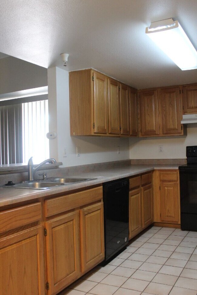 Building Photo - Stunning 3rd Floor 3 BR/2 BA Littleton Con...