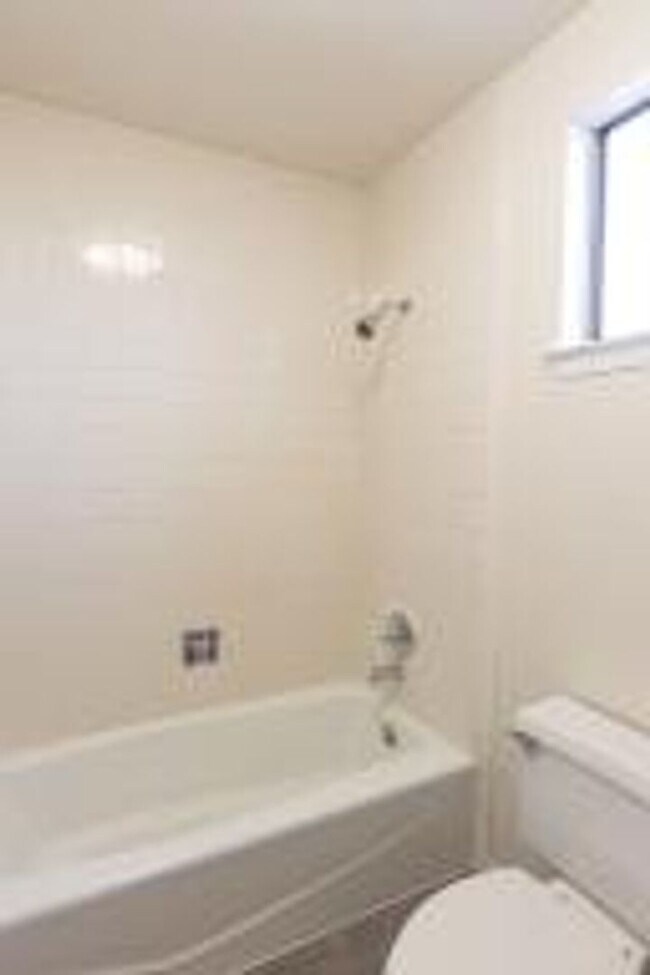 Building Photo - Cozy 3 Bedroom 2 Bath