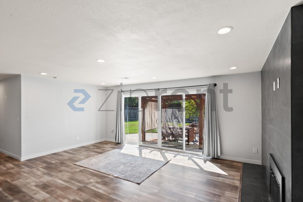 Building Photo - Unit