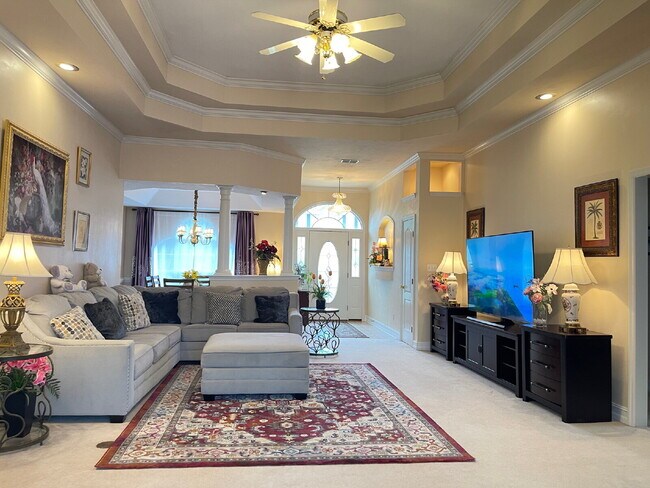 Building Photo - 4Br/2.5Ba Huge home with a sunroom