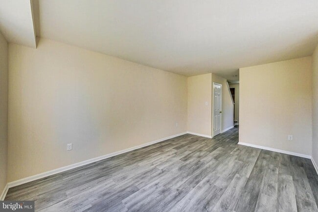 Building Photo - 906 West Side Dr