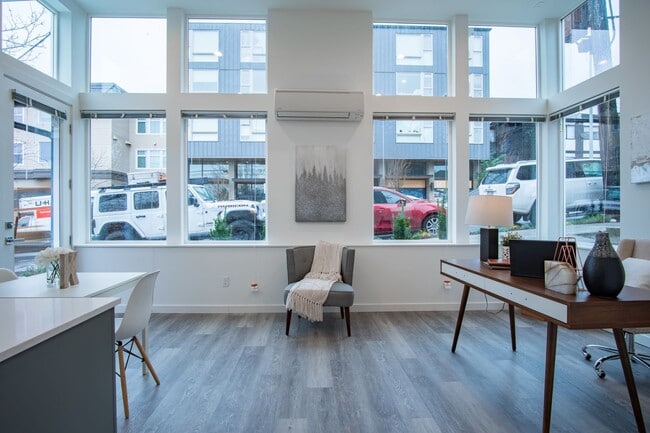 Building Photo - Modern 3BR/3BA Townhouse with Rooftop - Views of Downtown!