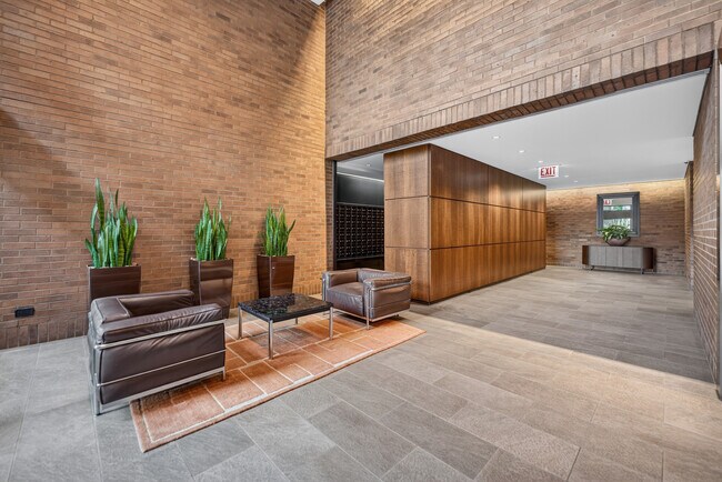 Building Photo - 2650 N Lakeview Ave