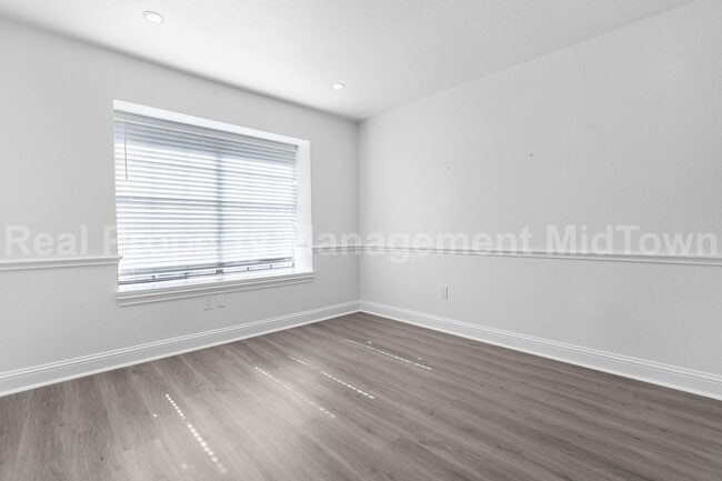 Building Photo - Charming Home Centrally Located in the DFW