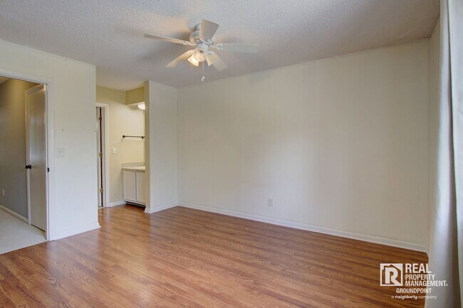 Building Photo - 8471 Yadkin Cir