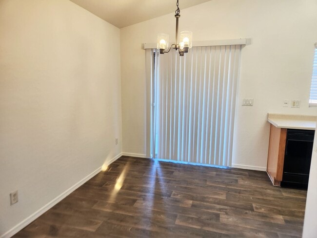 Building Photo - 3 bed 2 bath home