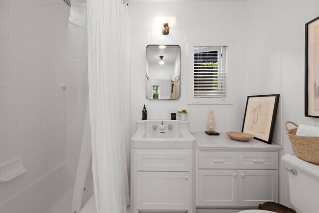 Building Photo - Classic Modern Cottage in Laguna Village