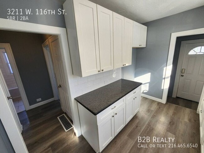 Building Photo - 3211 W 116th St