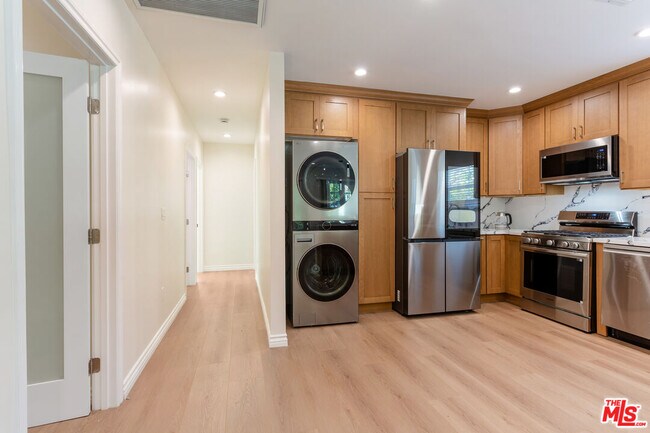 Building Photo - 1419 N Orange Dr