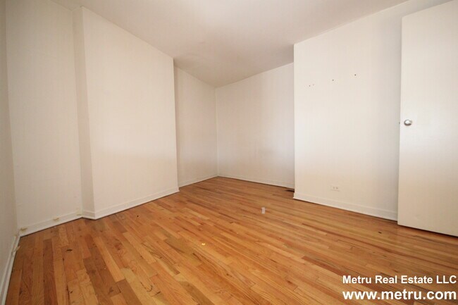 Building Photo - 424 W Belden Ave